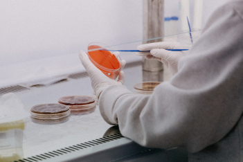 FBI: «Πολύ πιθανό» η πανδημία covid-19 να οφείλεται σε διαρροή από εργαστήριο της Γουχάν