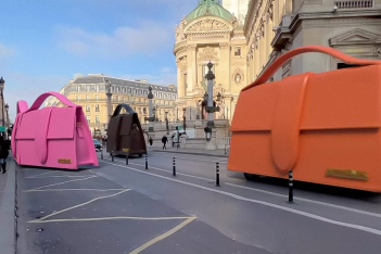 Ξαφνικά, γιγάντιες τσάντες Jacquemus ρολάρουν στους δρόμους του Παρισιού