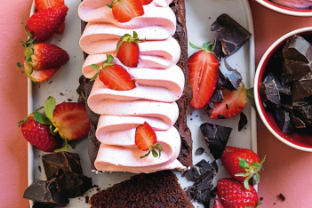 Vegan κέικ με κακάο και μους φράουλας