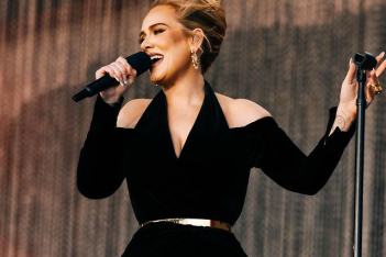 Η Adele αποκαλύψε πάνω στη σκηνή πώς έπαθε μυκητιασική λοίμωξη