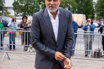 Ο George Clooney παρτάρει στη Μύκονο 