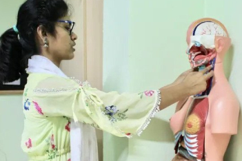 Η δύναμη της αφής: Τυφλές γυναίκες στην Ινδία ανιχνεύουν τον καρκίνο του μαστού σε πρώιμο στάδιο