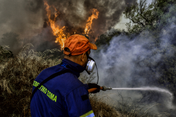 Φωτιές: Ποια μέτωπα συνεχίζουν να απειλούν - Μάχη των πυροσβεστών να μην φτάσει η φωτιά σε διυλιστήρια 