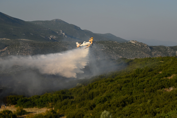 Φωτιές στην Ελλάδα: Καλύτερη η εικόνα στα μέτωπα σε Ρόδο, Λαμία, Κέρκυρα και Άρτα