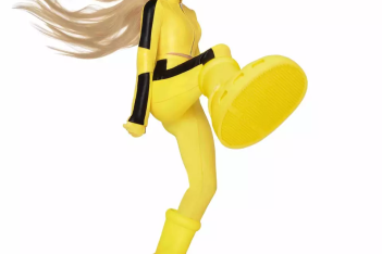 Η Πάρις Χίλτον φοράει τις MSCHF x Crocs Big Yellow Boots και μας θυμίζει Kill Bill Barbie 