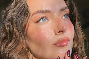 Lip gloss: Τα 5 καλύτερα για juicy χείλη με υπέροχο λαμπερό χρώμα