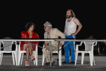 Ο Guardian στην Επίδαυρο: «Το Φεστιβάλ Αθηνών Επιδαύρου ωθεί το θέατρο προς τον 21ο αιώνα»