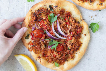 Λαχματζούν: Η συνταγή για την πικάντικη πίτσα της ανατολής