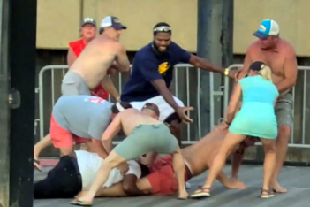 Αλαμπάμα: Λευκοί επιτέθηκαν σε μαύρο φρουρό, αλλά δεν περίμεναν τους δεκάδες μαύρους περαστικούς που ανέλαβαν δράση - Το viral βίντεο