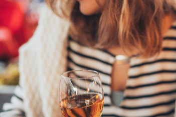 3 λόγοι για τους οποίους το αλκοόλ σου προκαλεί άγχος