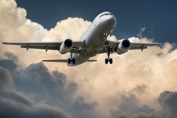 Πόσο βιώσιμη είναι η παγκόσμια αεροπορία – Οι ανάγκες των ταξιδιωτών και το greenwashing