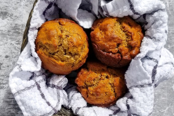 Muffins ολικής αλέσεως χωρίς ζάχαρη με μήλο και κανέλα