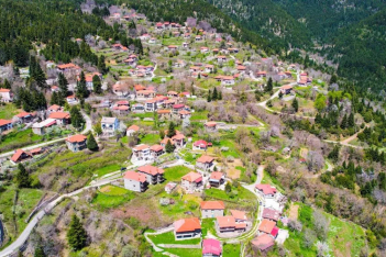 Ελατού: Ένα καταπράσινο χωριό-ησυχαστήριο στην Ορεινή Ναυπακτία
