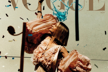 Η Κάρεϊ Μάλιγκαν μιλά στη Vogue για τη νέα της ταινία και τη «θεραπεία ονείρων» που έκανε με τον Μπράντλεϊ Κούπερ