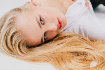 Οι 5 τύποι φθοράς των μαλλιών και πώς να τους αντιμετωπίσεις