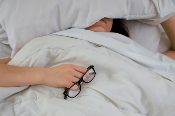 Αν κάνεις αυτά τα 5 πράγματα στο ύπνο σου, μάλλον έχεις στρες 