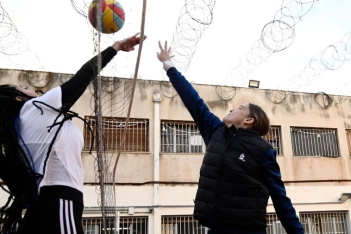 Volley League: Αντιπροσωπεία παικτριών επισκέφτηκε φυλακές γυναικών και έπαιξε βόλεϊ με τις κρατούμενες