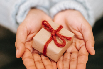 Xmas gifts: Ιδέες για χριστουγεννιάτικα δώρα που θα βελτιώσουν την ψυχική υγεία των αγαπημένων σου 
