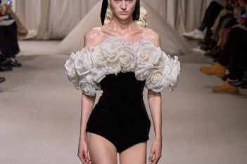 Paris Couture Week: Τα λουλούδια του Giambattista Valli, η χαρά του Armani και ο διάλογος του Dior