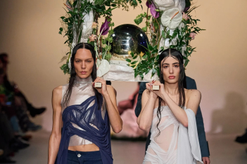 London Fashion Week: Η αγάπη της Ελληνίδας Di Petsa και η τεχνοτροπία της Burberry