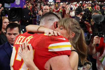 Super Bowl 2024: Οι Chiefs νικητές και ο παραμυθένιος έρωτας της Τέιλορ Σουίφτ με τον Τράβις 