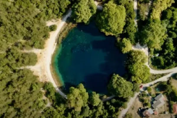 Η «άγνωστη» γαλάζια λίμνη της Ελλάδας - Σαν πισίνα κρυμμένη στο δάσος