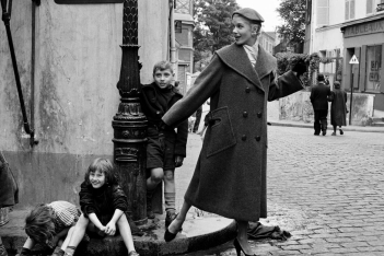 paris-p.a.p-montmarte-1960-kids-on-curbstonev1_crop.jpg