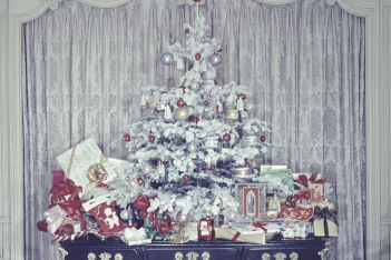 vintage-christmas-house-interior-decorations-5c0f7ad06201d_700.jpg
