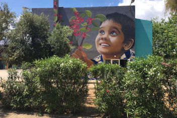 102 καρδιές άνθισαν σε ένα graffiti για να τιμήσουν τις ψυχές που χάθηκαν στο Μάτι