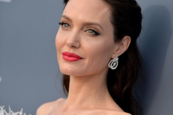 Η Angelina Jolie αποχαιρετά τον γιο της για το πανεπιστήμιο και δεν μπορεί να κρύψει την συγκίνησή της 