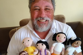 Joao Stanganelli: Ο παππούς που φτιάχνει κούκλες για παιδιά με λεύκη