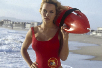 Η sexy φωτογράφιση της Pamela Anderson που μας θύμισε εποχές Baywatch