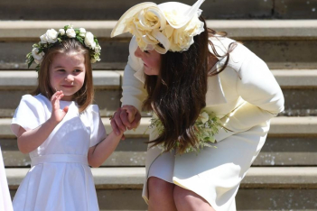 Η πριγκίπισσα Charlotte αγκαλιάζει γυναίκα με αμαξίδιο και συγκινεί τους royal fans