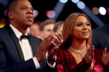 H αμήχανη στιγμή όπου ο Jay - Z αρπάζει το κινητό fan που βιντεοσκοπούσε τη Beyonce