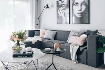 Καθιστικό: Να τι πρέπει να κάνετε για να μην ακουμπάνε οι καναπέδες στον τοίχο