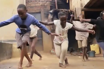 Tα παιδιά του Masaka Kids Africana χορεύουν το καινούργιο τραγούδι του Drake και μας φτιάχνουν τη διάθεση