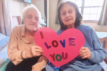 Ο Bill και η  Jill Calderon, 100 χρονών και 76 χρόνια παντρεμένοι, έφυγαν από τη ζωή με δύο εβδομάδες διαφορά εξαιτίας του κορωνοϊού
