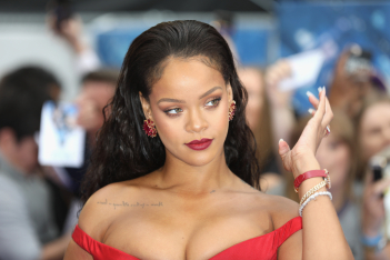 Η Rihanna ποζάρει με εσώρουχα στη νέα της καμπάνια Savage x Fenty - Μαζί της οι 4 γυναίκες που επέλεξε  για μοντέλα