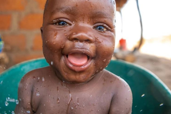 Εκεί όπου η ευτυχία μεταφράζεται σε εικόνες: Φωτογράφος κατέγραψε τα πιο αληθινά χαμόγελα κι έκανε τη θετική ενέργεια viral 
