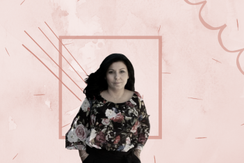Αθηνά Κωστούρου: Η ιστορία της γυναίκας που νίκησε τον καρκίνο του μαστού και σήμερα είναι μία από τις διαχειρίστριες μιας «γενναίας» ομάδας στο Facebook
