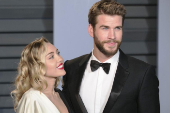 H Miley Cyrus εξομολογείται ότι δεν έκλαψε για το διαζύγιο με τον Liam Hemsworth 