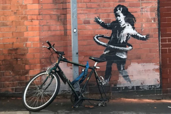Banksy: Διάσημο έργο του πωλήθηκε σε γκαλερί μαζί με τον τοίχο