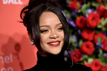 Rihanna: To παστέλ outfit της «φωνάζει» άνοιξη