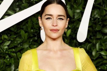 Emilia Clarke: H αγαπημένη της συνήθεια για λαμπερό και καθαρό δέρμα