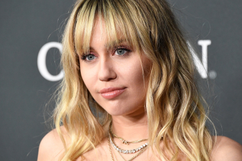  «Nτρεπόμουν να φορέσω μπικίνι»: Η Miley Cyrus για το body shaming που υπέστη