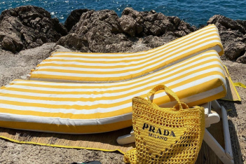 Η νέα It bag που έκλεψε την καρδιά των fashion girls -Tέλεια και για την παραλία