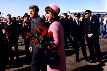 Το «ματωμένο κοστούμι»: Ο λόγος που η Jackie O αρνήθηκε να το βγάλει την ημέρα της δολοφονίας του Kennedy