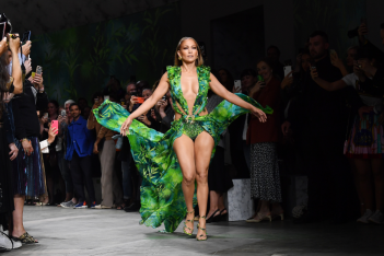 H Jennifer Lopez ξέρει από καλοκαιρινά φορέματα: Απόδειξη το νέο look της με cut - out dress