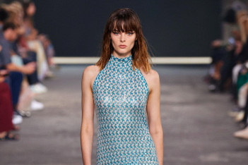 Missoni: Sexy φορέματα και μικροσκοπικά tops για την άνοιξη 2022 