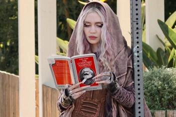 Μετά τον χωρισμό από τον πλουσιότερο άνθρωπο του κόσμου, η Grimes διαβάζει Marx και γίνεται (πάλι) meme